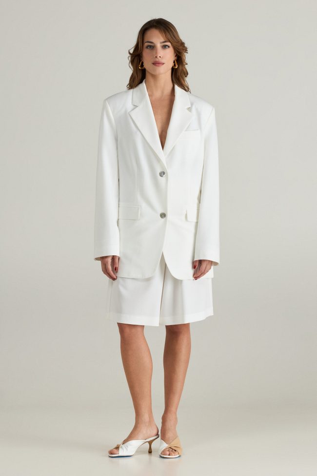 Cortese Off-White Bermuda – Stylish and elegant white bermuda shorts for a timeless and versatile look.