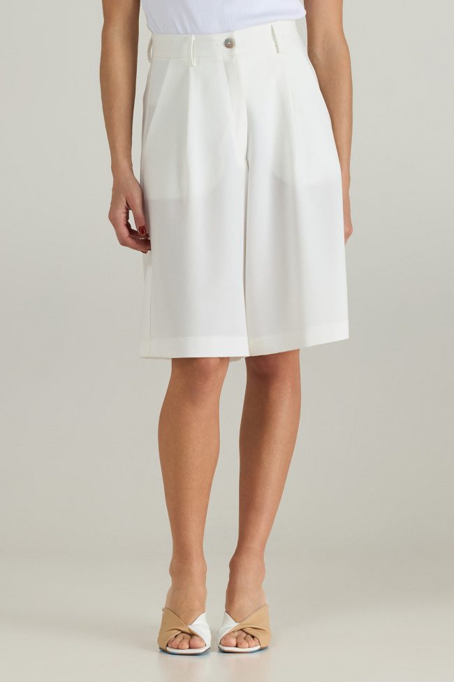 Cortese Off-White Bermuda – Stylish and elegant white bermuda shorts for a timeless and versatile look.