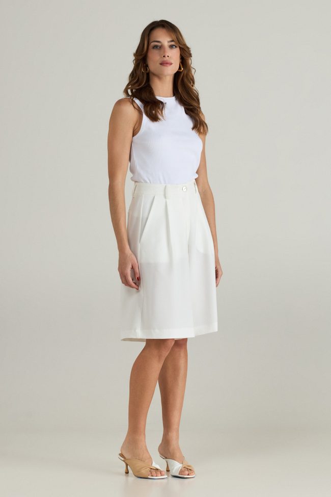 Cortese Off-White Bermuda – Stylish and elegant white bermuda shorts for a timeless and versatile look.