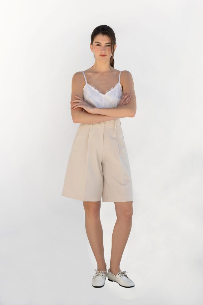 beige high waisted bermuda shorts women minimal summer outfit